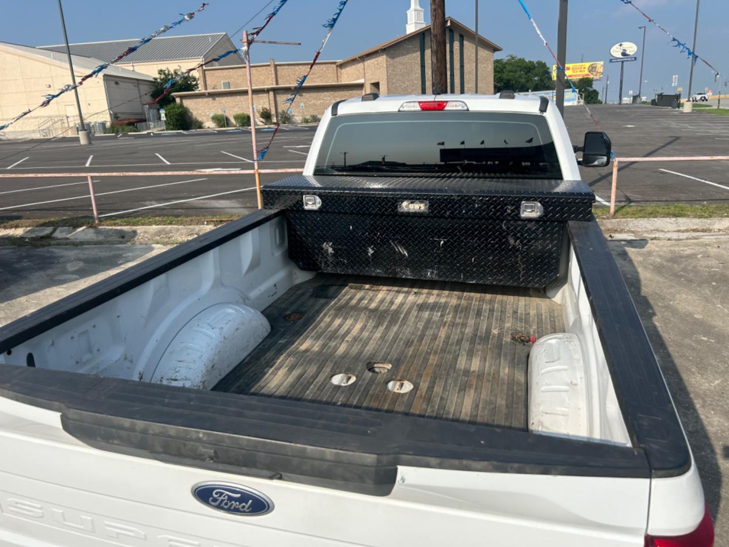 2021 White /Grey Ford F-250 SD King Ranch Crew Cab 4WD (1FT7W2B66ME) with an 6.2L V8 OHV 16V engine, 6A transmission, located at 1687 Business 35 S, New Braunfels, TX, 78130, (830) 625-7159, 29.655487, -98.051491 - Photo#6